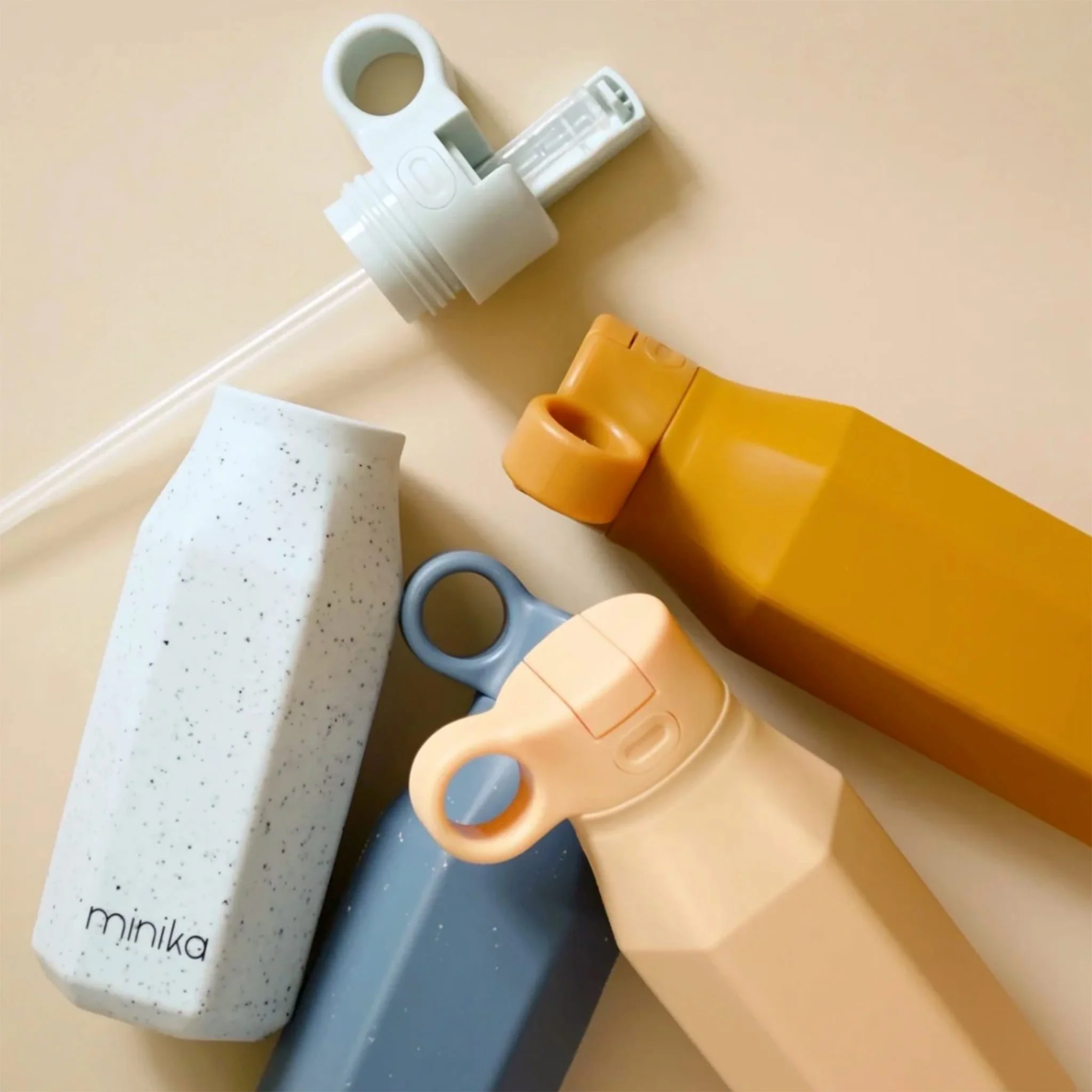 Bouteille en Silicone avec Paille - Image 2