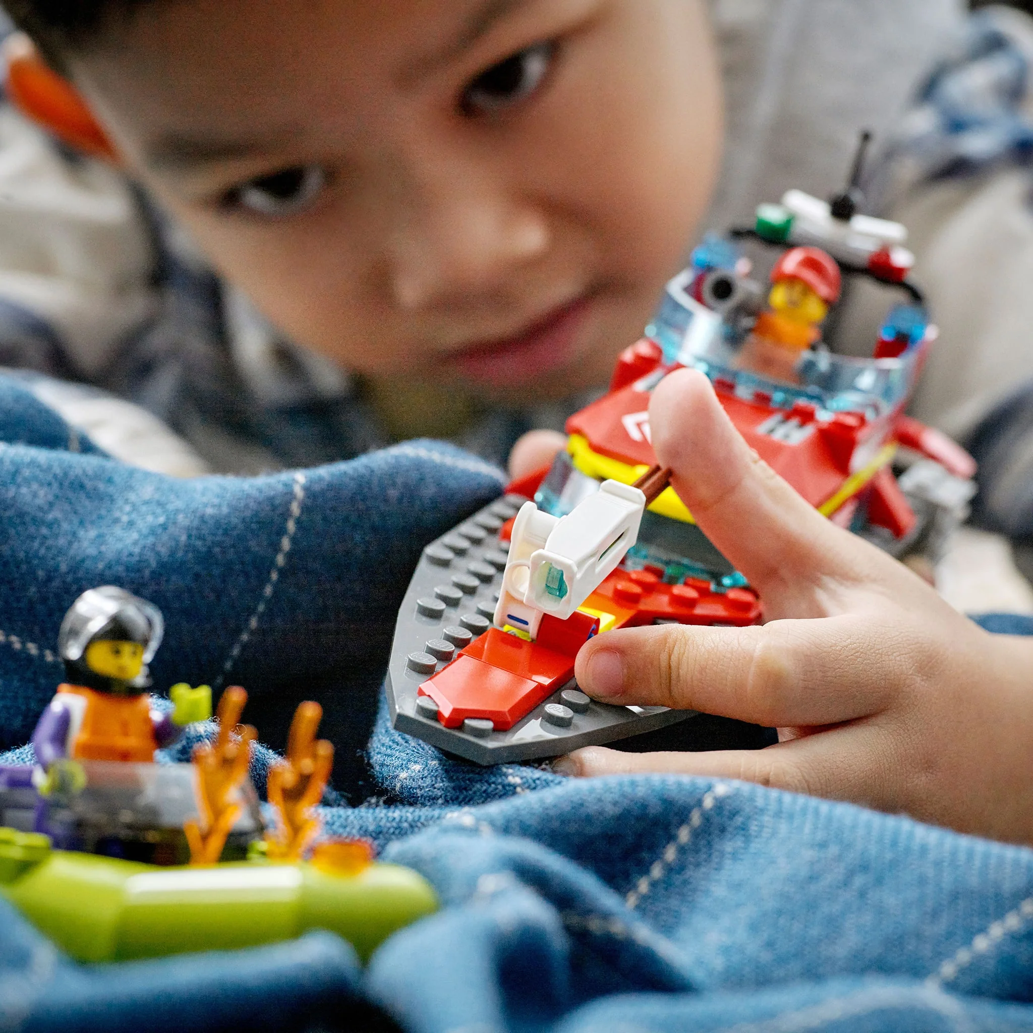 LEGO® City Le bateau de secours de pompiers - Image 4