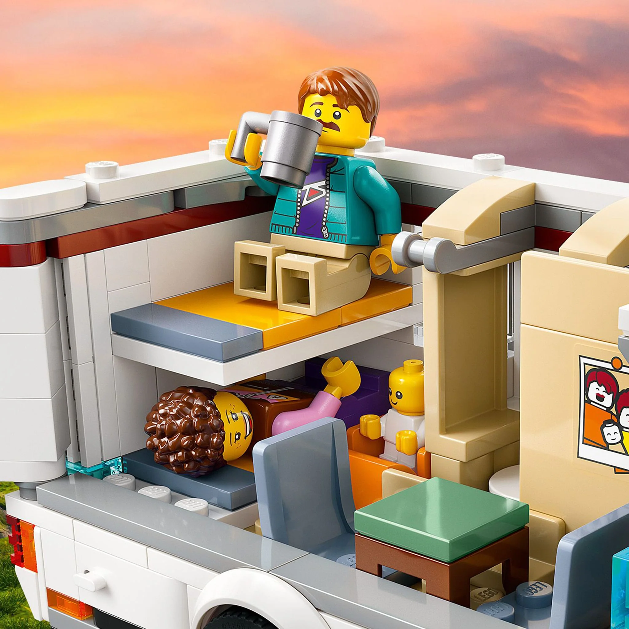 LEGO® City L’autocaravane d’aventure de vacances - Image 4