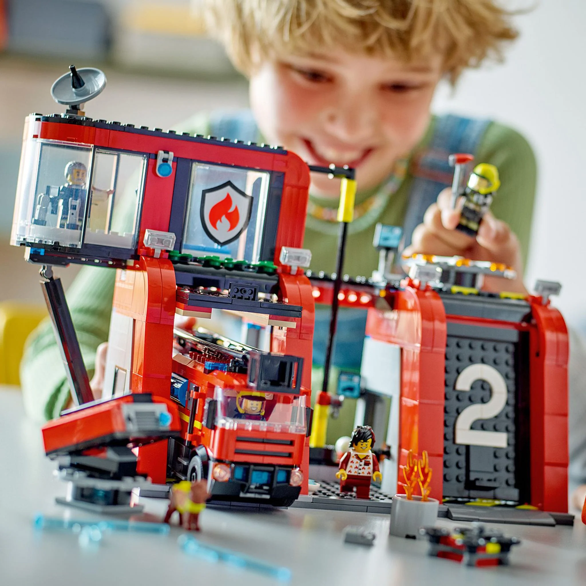 LEGO® City La caserne et le camion de pompiers - Image 10