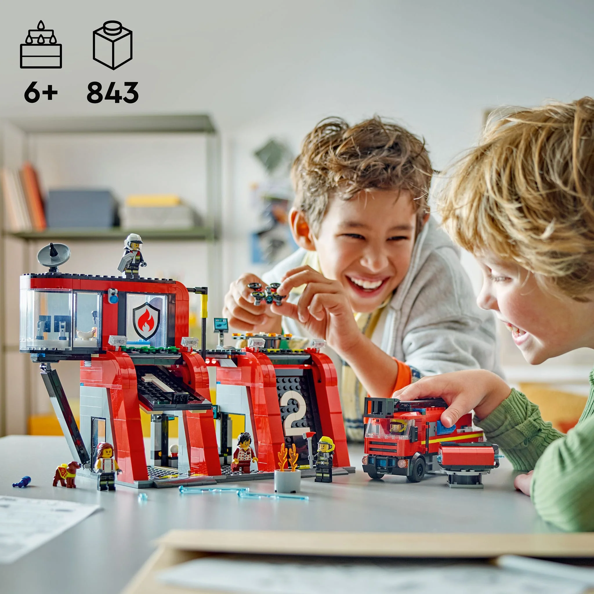 LEGO® City La caserne et le camion de pompiers - Image 2