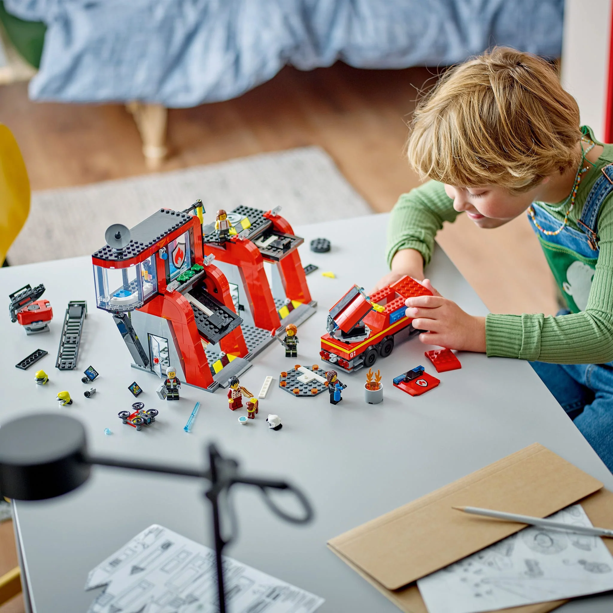 LEGO® City La caserne et le camion de pompiers - Image 4