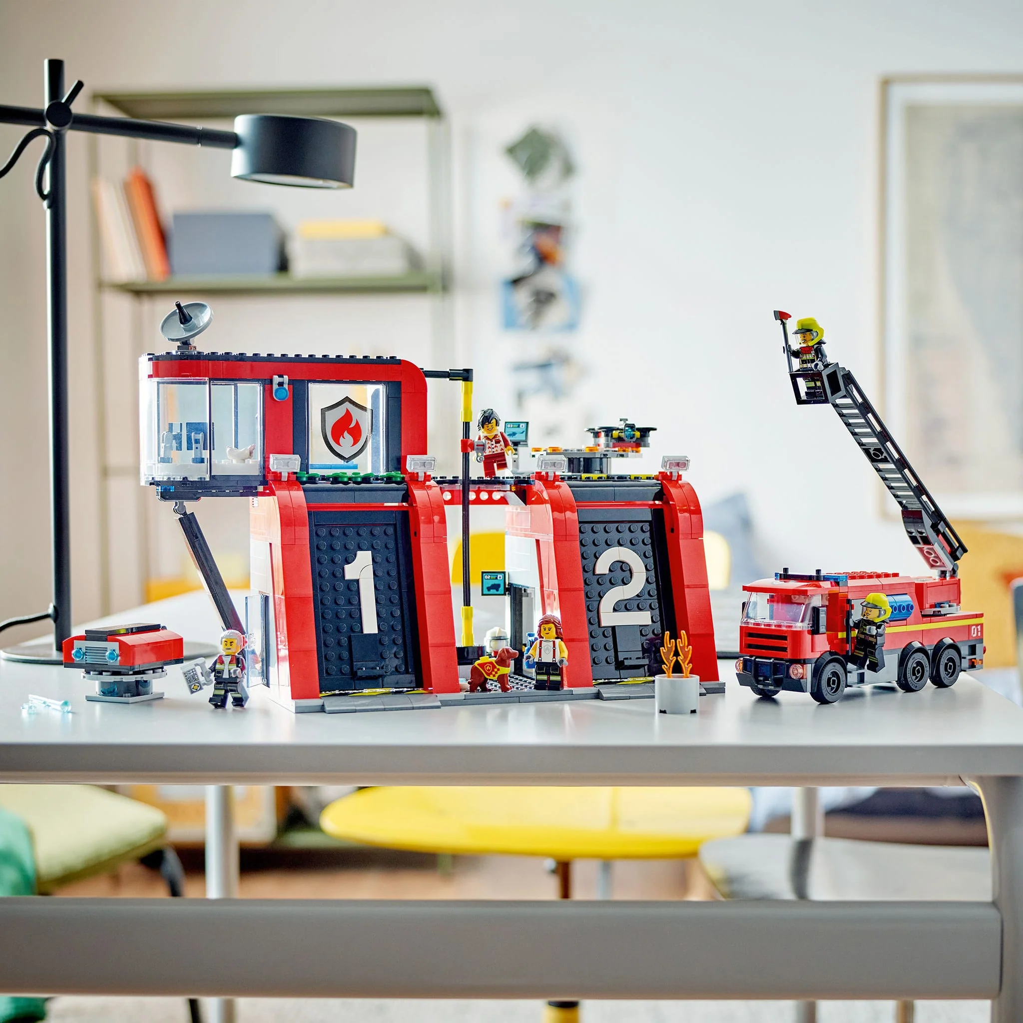 LEGO® City La caserne et le camion de pompiers - Image 5